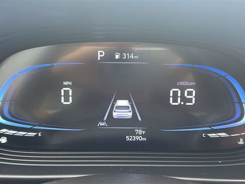 Used 2024 Hyundai Venue SEL FWD image 2