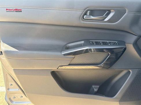 Certified 2025 Nissan Pathfinder SV FWD image 17
