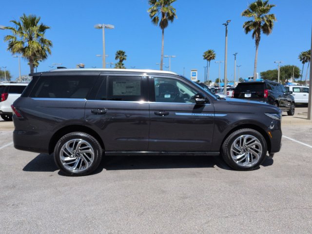 Used 2026 Lincoln Navigator Reserve AWD/4WD image 3
