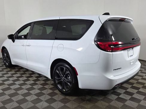 New 2026 Chrysler Pacifica Select image 5