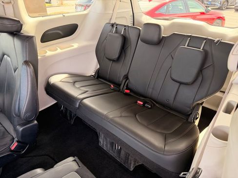 Used 2018 Chrysler Pacifica Touring-L image 33