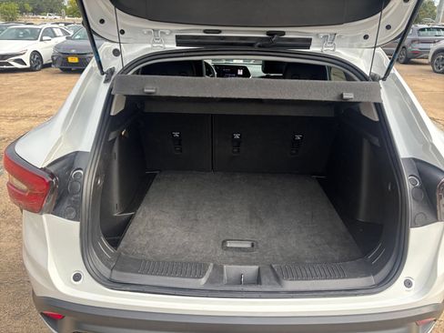Used 2025 Chevrolet Trax LT FWD image 25