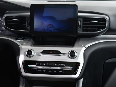 Used 2022 Ford Explorer XLT w/ Equipment Group 202A image 9