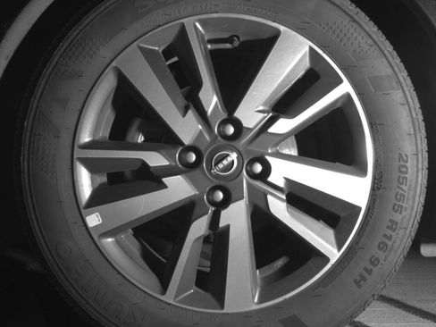 Used 2025 Nissan Versa SV FWD image 15