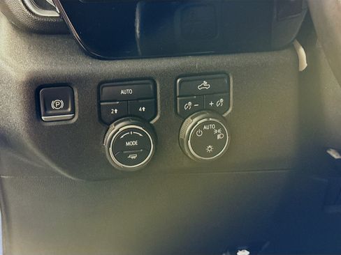 Used 2022 Chevrolet Silverado 1500 LT AWD/4WD image 10