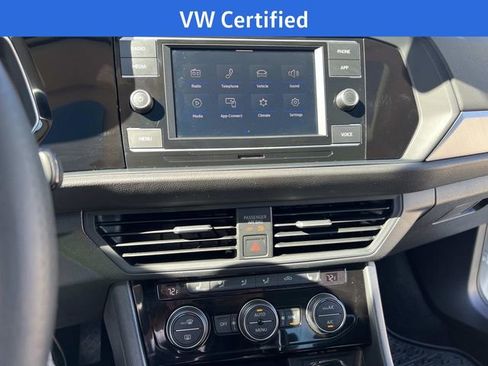 Certified 2024 Volkswagen Jetta SE w/ Panoramic Sunroof Package image 22