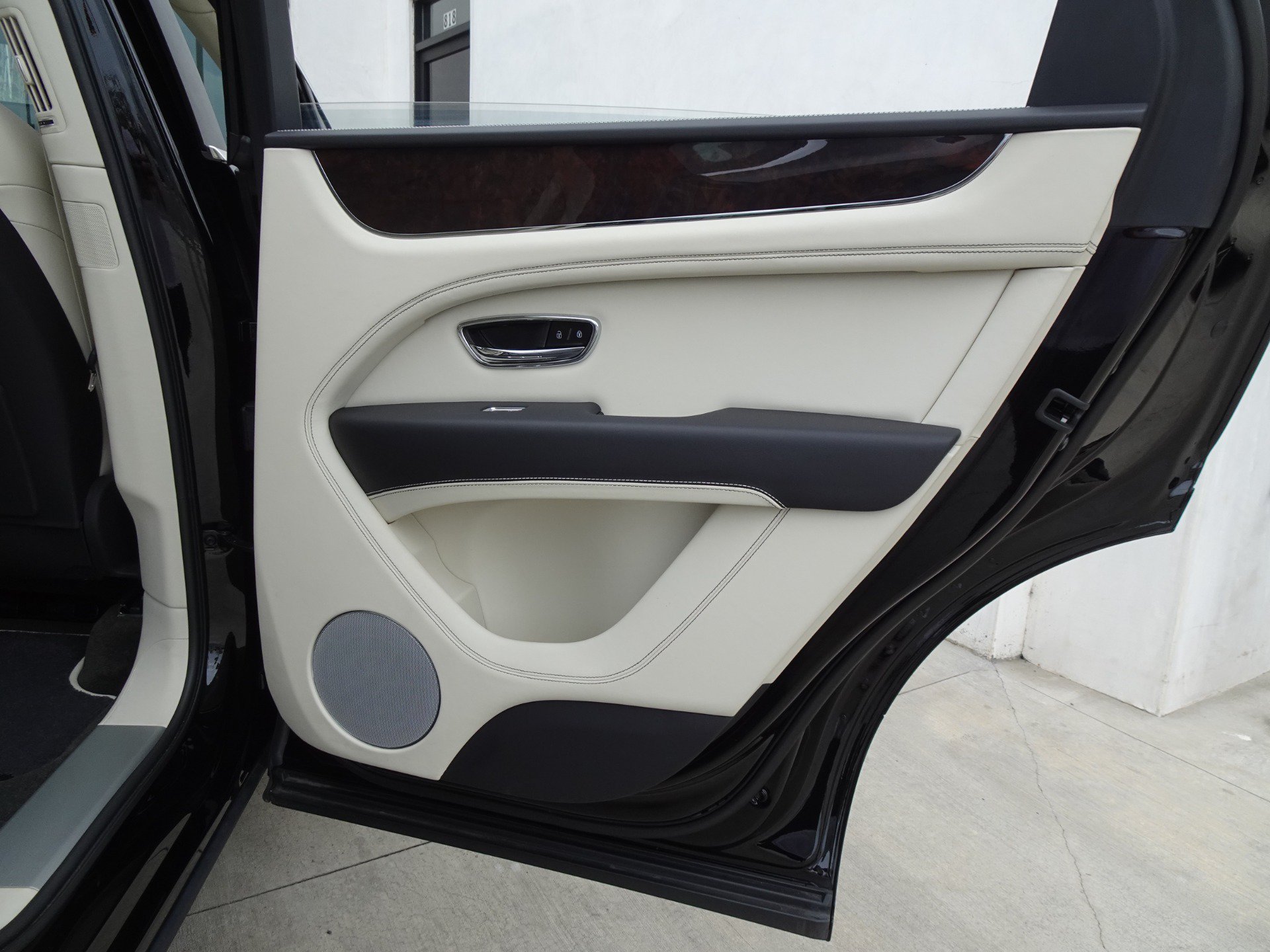 Used 2023 Bentley Bentayga Plug-In Hybrid AWD/4WD image 16