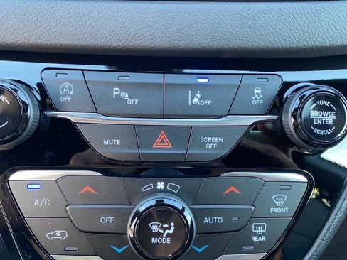 New 2026 Chrysler Voyager LX image 9