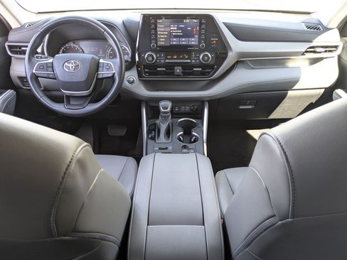 Used 2022 Toyota Highlander XLE AWD/4WD image 33