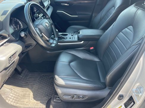 Used 2024 Toyota Highlander XLE AWD/4WD image 10