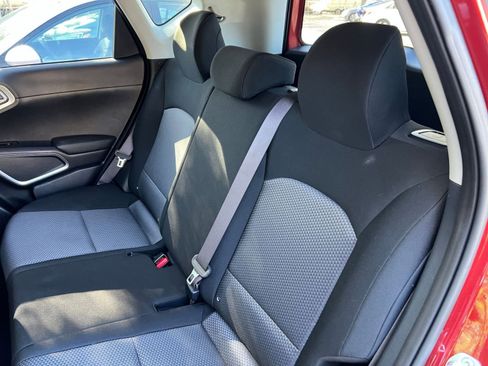Used 2025 Kia Soul LX w/ LX Technology Package image 32