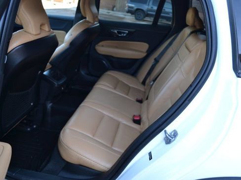 Used 2020 Volvo V60 T5 Cross Country image 31