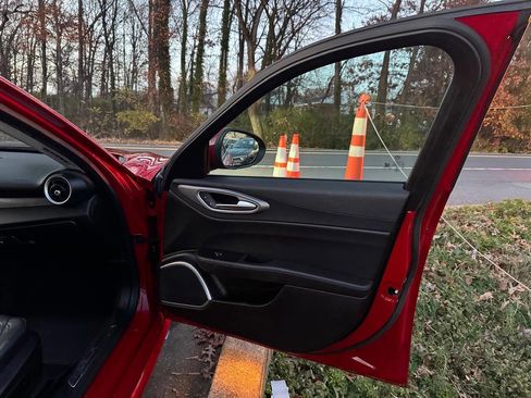 Used 2017 Alfa Romeo Giulia w/ Sport Appearance Package image 34