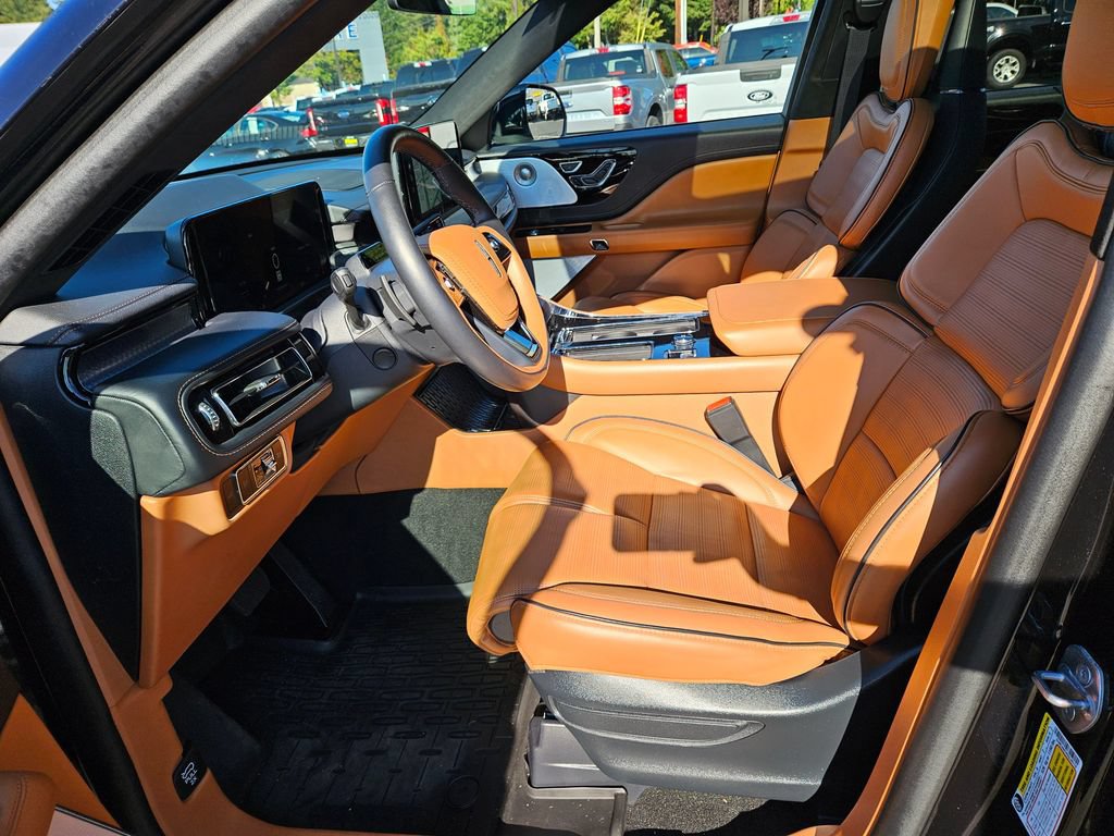 Certified 2025 Lincoln Aviator Black Label AWD/4WD image 19