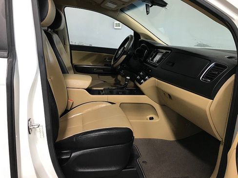 Used 2017 Kia Sedona LX w/ LX Essentials Premium Package image 14