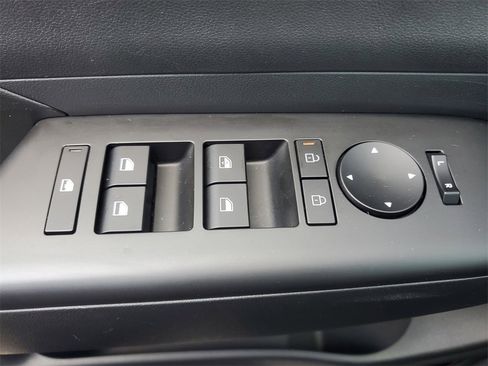 Used 2025 Hyundai Kona SEL image 21