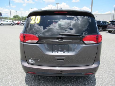 Used 2020 Chrysler Pacifica Touring-L w/ S Appearance Package FWD image 6