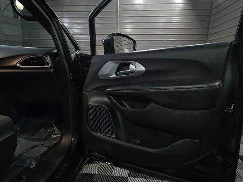 Used 2020 Chrysler Pacifica Touring w/ S Appearance Package image 34