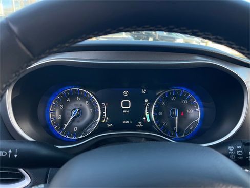 Used 2024 Chrysler Pacifica Touring-L image 12