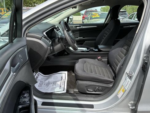 Used 2015 Ford Fusion SE image 3