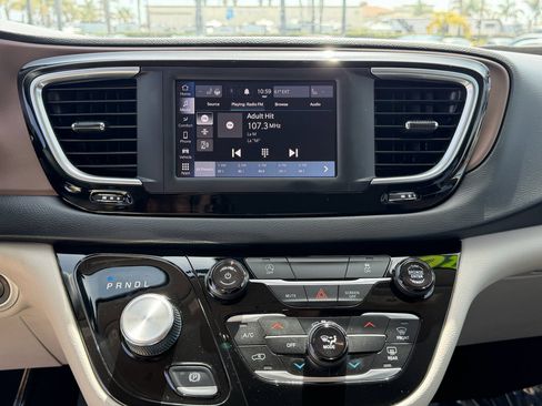 Used 2023 Chrysler Voyager LX FWD image 13