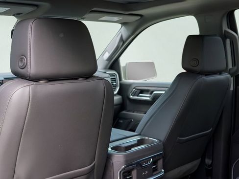 New 2026 GMC Sierra 1500 SLT image 19