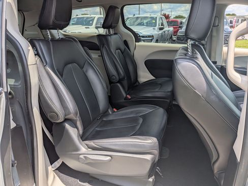 Used 2023 Chrysler Pacifica Touring-L FWD image 21