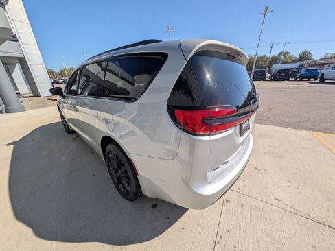 New 2026 Chrysler Pacifica Select w/ S Appearance Package image 7