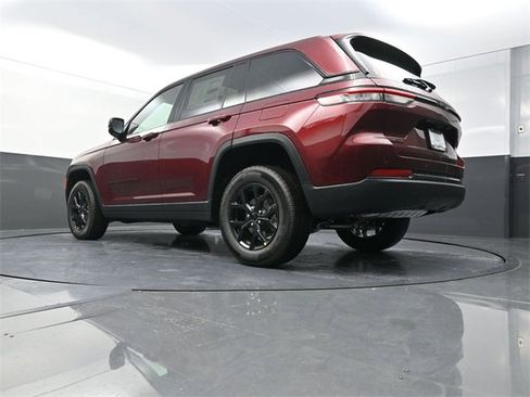 New 2025 Jeep Grand Cherokee Altitude image 21