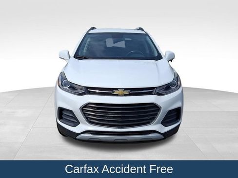 Used 2020 Chevrolet Trax LT w/ LT Convenience Package FWD image 3