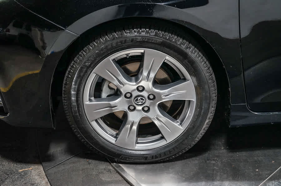 Used 2018 Toyota Sienna SE w/ Carpet Mat Package FWD image 9
