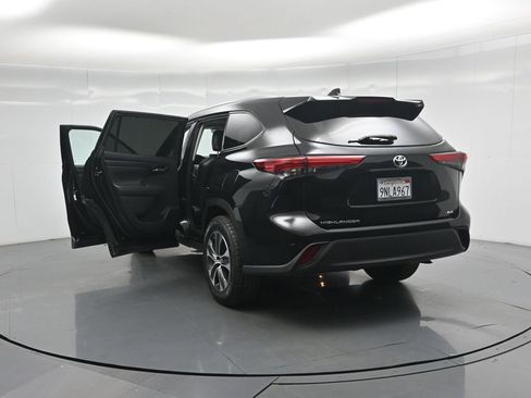 Used 2022 Toyota Highlander XLE FWD image 36