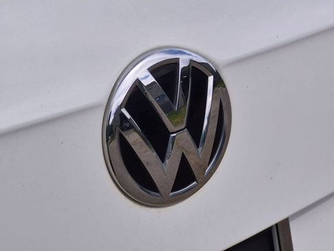 Used 2020 Volkswagen Tiguan SE w/ Panoramic Sunroof Package FWD image 9