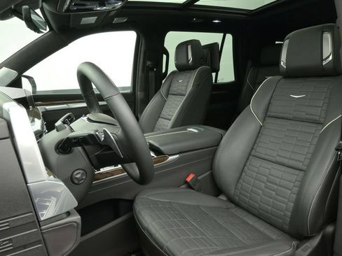 Used 2025 Cadillac Escalade Sport Platinum w/ LPO, ONYX Package AWD/4WD image 2