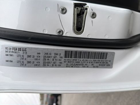 Certified 2019 Jeep Cherokee Latitude Plus w/ Cold Weather Group image 27