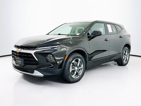 Used 2025 Chevrolet Blazer LT image 3