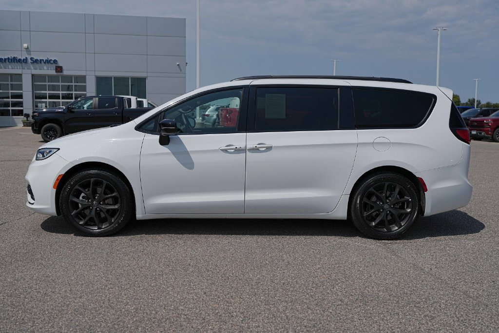 Used 2025 Chrysler Pacifica Limited FWD image 11