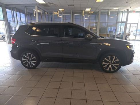 Used 2024 Volkswagen Taos SE image 9