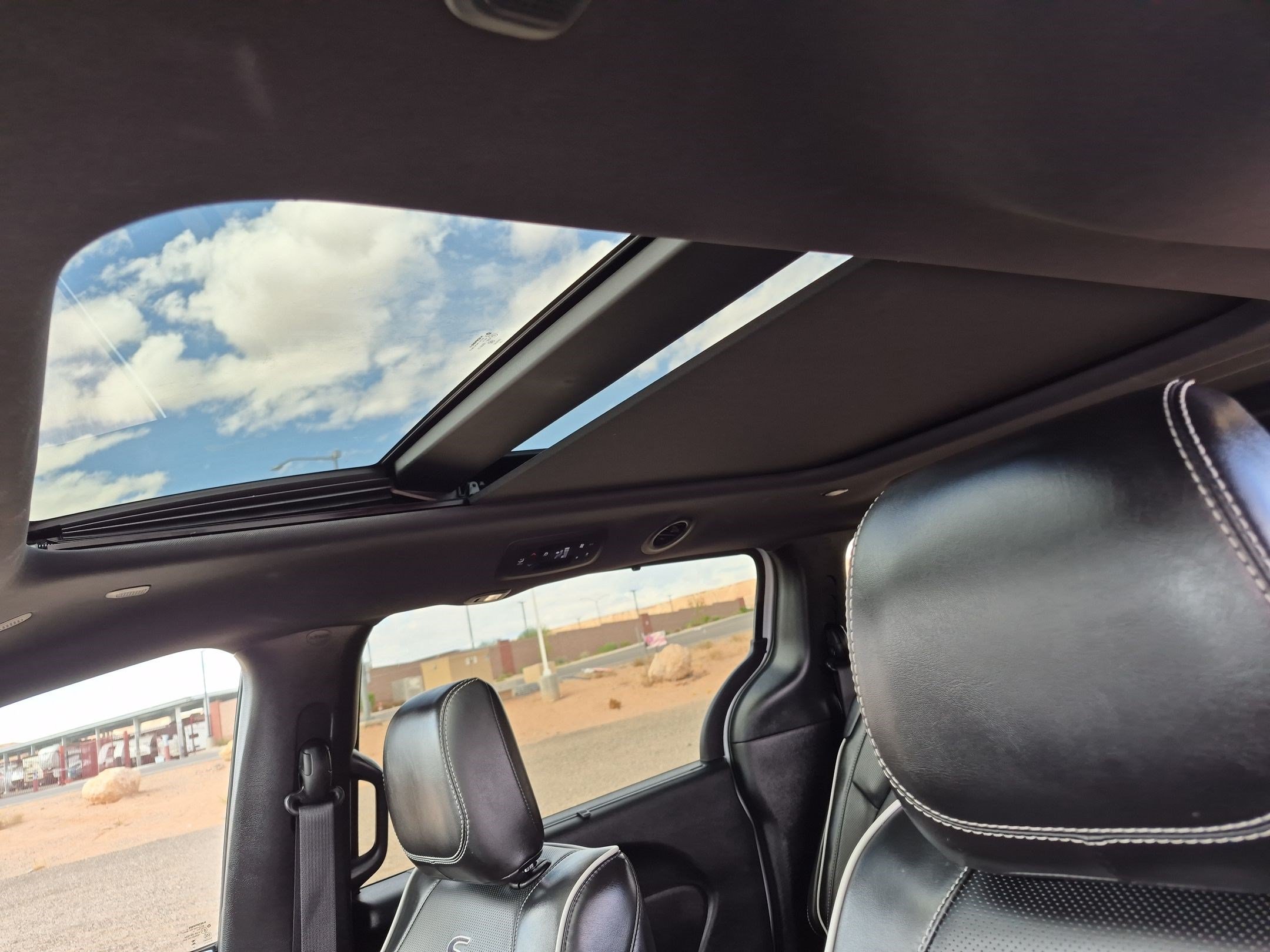 Used 2025 Chrysler Pacifica Limited FWD image 15