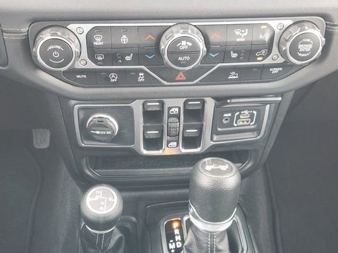 Used 2025 Jeep Wrangler Unlimited Sahara AWD/4WD image 17