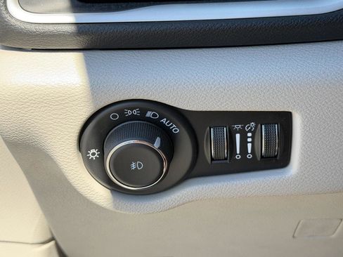 Used 2024 Chrysler Pacifica Touring-L FWD image 19