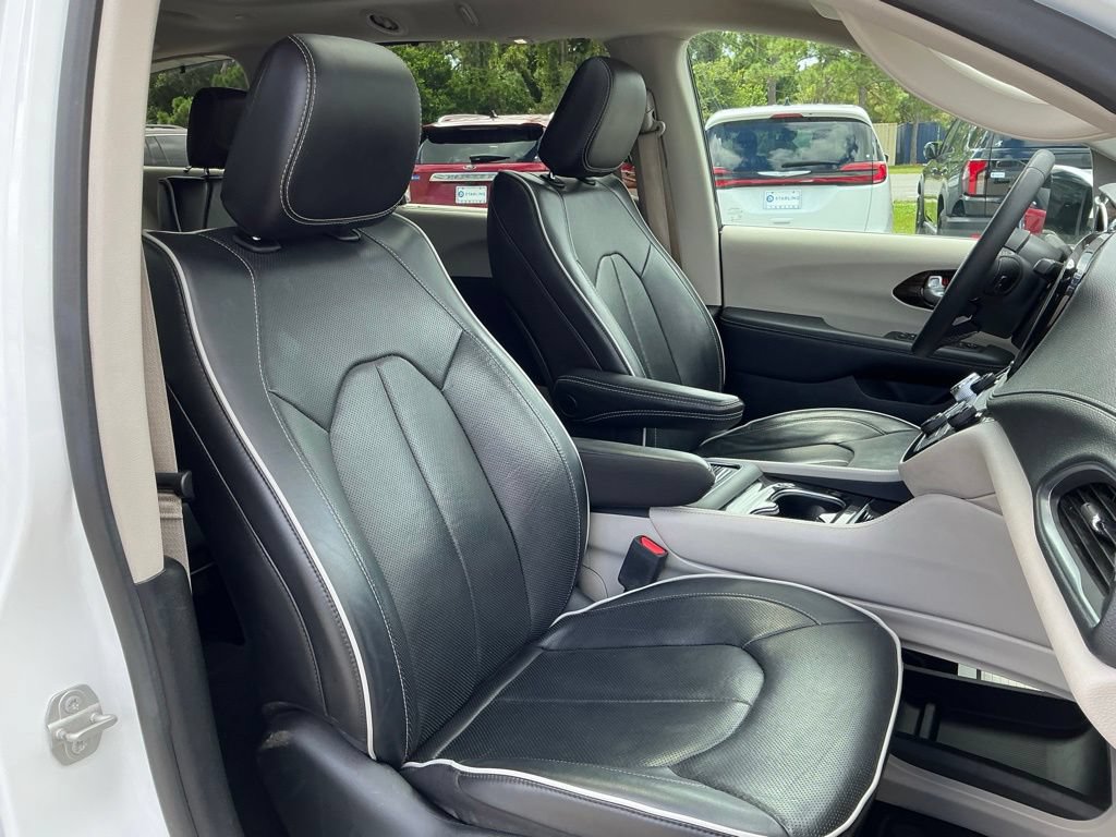 Used 2023 Chrysler Pacifica Limited FWD image 18