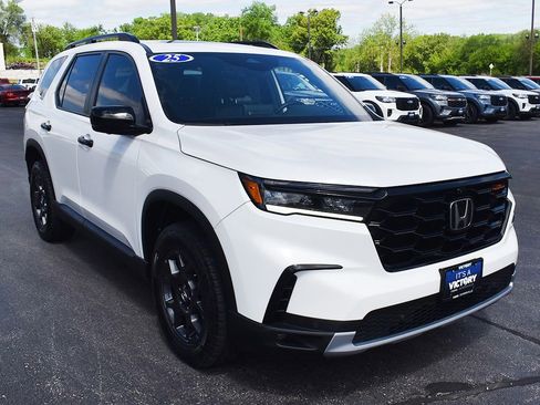 Used 2025 Honda Pilot TrailSport image 13
