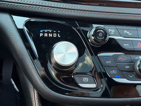 Used 2025 Chrysler Pacifica Pinnacle FWD image 23