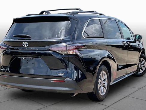 Used 2025 Toyota Sienna XLE w/ XLE Plus Package FWD image 13