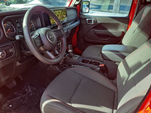 Used 2024 Jeep Wrangler Unlimited Rubicon image 10