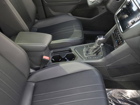 Certified 2022 Volkswagen Tiguan SE R-Line image 18