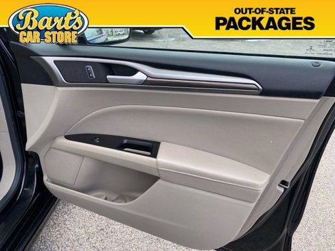 Used 2017 Ford Fusion SE w/ Fusion SE Technology Package image 12