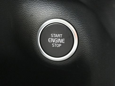 Certified 2025 Volvo XC40 B5 Core image 30