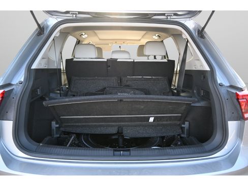 Used 2021 Volkswagen Tiguan SE w/ Panoramic Sunroof Package FWD image 14